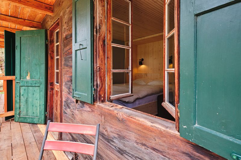 cabanotel - transformation de l'hôtel du col d'hérens à ferpècle – vue depuis le balcon – Colla images
